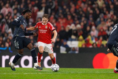 Eduardo Camavinga ve Andreas Schjelderup SL Benfica ile Real Madrid CF (Maciej Rogowski / Ball Raw Images) arasındaki Şampiyonlar Ligi faz maçında görüldüler.)