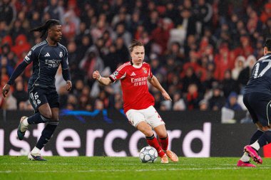 Eduardo Camavinga ve Andreas Schjelderup SL Benfica ile Real Madrid CF (Maciej Rogowski / Ball Raw Images) arasındaki Şampiyonlar Ligi faz maçında görüldüler.)
