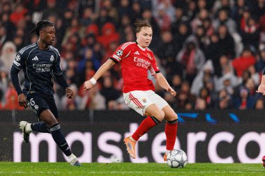 Eduardo Camavinga ve Andreas Schjelderup SL Benfica ile Real Madrid CF (Maciej Rogowski / Ball Raw Images) arasındaki Şampiyonlar Ligi faz maçında görüldüler.)