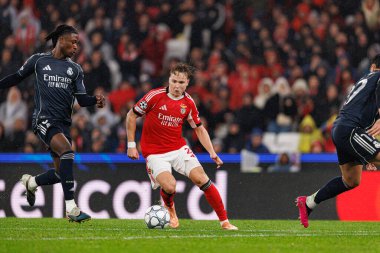 Eduardo Camavinga ve Andreas Schjelderup SL Benfica ile Real Madrid CF (Maciej Rogowski / Ball Raw Images) arasındaki Şampiyonlar Ligi faz maçında görüldüler.)