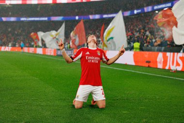 Andreas Schjelderup, SL Benfica ve Real Madrid CF (Maciej Rogowski / Ball Raw Images) arasındaki Şampiyonlar Ligi faz maçında gol attıktan sonra kutlama yaparken görüldü.)