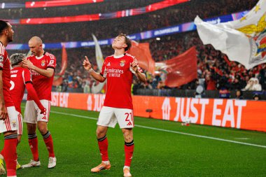 Andreas Schjelderup, SL Benfica ve Real Madrid CF (Maciej Rogowski / Ball Raw Images) arasındaki Şampiyonlar Ligi faz maçında gol attıktan sonra kutlama yaparken görüldü.)