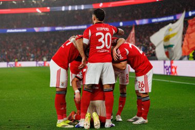 Benfica oyuncuları SL Benfica ve Real Madrid CF (Maciej Rogowski / Ball Raw Images) arasındaki Şampiyonlar Ligi faz maçında gol üstüne gol atarken görüldü)