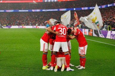 Benfica oyuncuları SL Benfica ve Real Madrid CF (Maciej Rogowski / Ball Raw Images) arasındaki Şampiyonlar Ligi faz maçında gol üstüne gol atarken görüldü)