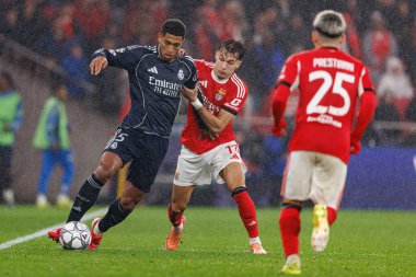 Jude Bellingham ve Amar Dediç SL Benfica ile Real Madrid CF (Maciej Rogowski / Ball Raw Images) arasındaki Şampiyonlar Ligi faz maçında görüldü)