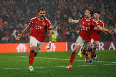 Vangelis Pavlidis ve Andreas Schjelderup SL Benfica ile Real Madrid CF (Maciej Rogowski / Ball Raw Images) arasındaki Şampiyonlar Ligi faz maçında gol attıktan sonra kutlama yaparken görüldü.)