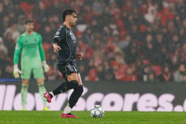Raul Asencio SL Benfica ve Real Madrid CF (Maciej Rogowski / Ball Raw Images) arasında Şampiyonlar Ligi faz maçında görüldü)