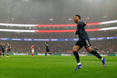 Kylian Mbappe, SL Benfica ve Real Madrid CF (Maciej Rogowski / Ball Raw Images) arasındaki Şampiyonlar Ligi faz maçında gol üstüne gol atarken görüldü)