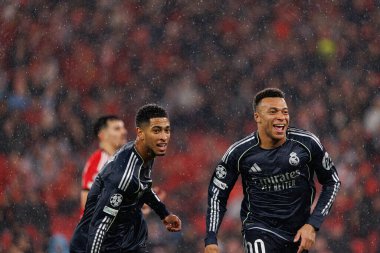 Jude Bellingham ve Kylian Mbappe, SL Benfica ile Real Madrid CF (Maciej Rogowski / Ball Raw Images) arasındaki Şampiyonlar Ligi faz maçında gol üstüne gol atarken görüldü)