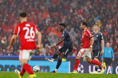 Aurelien Tchouameni ve Vangelis Pavlidis SL Benfica ve Real Madrid CF (Maciej Rogowski / Ball Raw Images) arasında Şampiyonlar Ligi faz maçında görüldü)