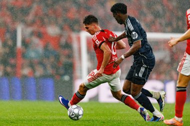Georgiy Sudakov ve Aurelien Tchouameni SL Benfica ile Real Madrid CF (Maciej Rogowski / Ball Raw Images) arasındaki Şampiyonlar Ligi faz maçında görüldü)