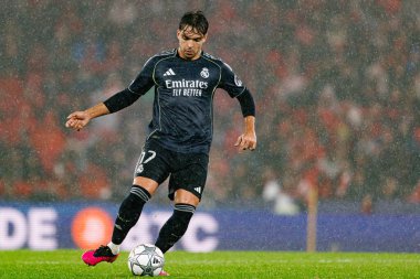 Raul Asencio SL Benfica ve Real Madrid CF (Maciej Rogowski / Ball Raw Images) arasında Şampiyonlar Ligi faz maçında görüldü)