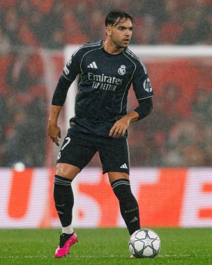 Raul Asencio SL Benfica ve Real Madrid CF (Maciej Rogowski / Ball Raw Images) arasında Şampiyonlar Ligi faz maçında görüldü)
