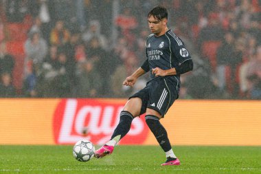 Raul Asencio SL Benfica ve Real Madrid CF (Maciej Rogowski / Ball Raw Images) arasında Şampiyonlar Ligi faz maçında görüldü)