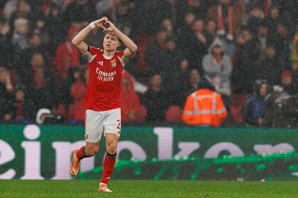 Andreas Schjelderup SL Benfica ve Real Madrid CF (Maciej Rogowski / Ball Raw Images) arasındaki Şampiyonlar Ligi faz maçında gol attıktan sonra kutlama yaparken görüldü)