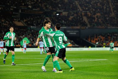 Chimy Avila ve Ez Abde, Real Betis Balompie ve Feyenoord Rotterdam (Maciej Rogowski / Ball Raw Images) takımları arasındaki UEFA Avrupa Ligi maçında gol üstüne gol atarken görüldü.)