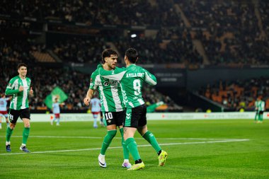 Chimy Avila ve Ez Abde, Real Betis Balompie ve Feyenoord Rotterdam (Maciej Rogowski / Ball Raw Images) takımları arasındaki UEFA Avrupa Ligi maçında gol üstüne gol atarken görüldü.)