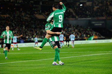 Chimy Avila ve Ez Abde, Real Betis Balompie ve Feyenoord Rotterdam (Maciej Rogowski / Ball Raw Images) takımları arasındaki UEFA Avrupa Ligi maçında gol üstüne gol atarken görüldü.)
