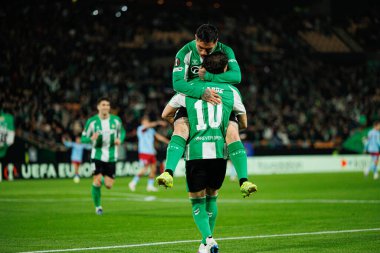 Chimy Avila ve Ez Abde, Real Betis Balompie ve Feyenoord Rotterdam (Maciej Rogowski / Ball Raw Images) takımları arasındaki UEFA Avrupa Ligi maçında gol üstüne gol atarken görüldü.)
