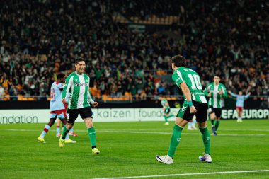 Chimy Avila ve Ez Abde, Real Betis Balompie ve Feyenoord Rotterdam (Maciej Rogowski / Ball Raw Images) takımları arasındaki UEFA Avrupa Ligi maçında gol üstüne gol atarken görüldü.)