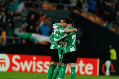 Pablo Fornals, Ez Abde ve Antony, Real Betis Balompie ve Feyenoord Rotterdam (Maciej Rogowski / Ball Raw Images) takımları arasındaki UEFA Avrupa Ligi maçında gol üstüne gol atarken görüldü.)