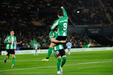 Chimy Avila ve Ez Abde, Real Betis Balompie ve Feyenoord Rotterdam (Maciej Rogowski / Ball Raw Images) takımları arasındaki UEFA Avrupa Ligi maçında gol üstüne gol atarken görüldü.)