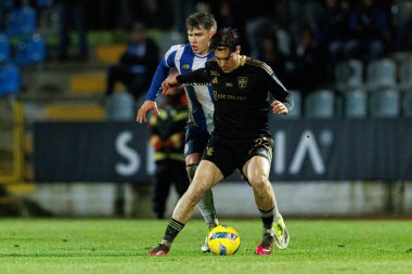Casa Pia AC ile FC Porto (Maciej Rogowski / Ball Raw Images) arasındaki Liga Portekiz maçında Oskar Pietuszewski ve Gaizka Larrazabal görüldü)