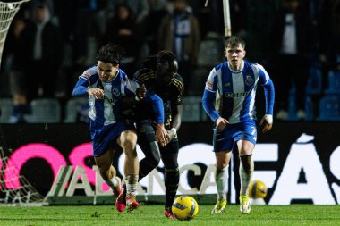Gabri Veiga, Claudio Mendes ve Oskar Pietuszewski, Liga Portekiz maçında Casa Pia AC ile FC Porto (Maciej Rogowski / Ball Raw Images) arasında görüldü.)