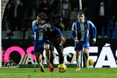 Gabri Veiga, Claudio Mendes ve Oskar Pietuszewski, Liga Portekiz maçında Casa Pia AC ile FC Porto (Maciej Rogowski / Ball Raw Images) arasında görüldü.)
