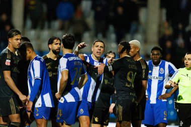 Casa Pia AC ve FC Porto (Maciej Rogowski / Ball Raw Images) arasında oynanan Liga Portekiz maçında her iki takımın oyuncuları)