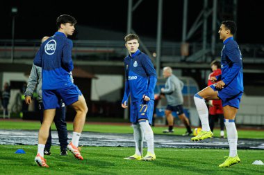 Casa Pia AC ile FC Porto (Maciej Rogowski / Ball Raw Images) arasında oynanan Liga Portekiz maçında Oskar Pietuszewski (c) görülüyor)