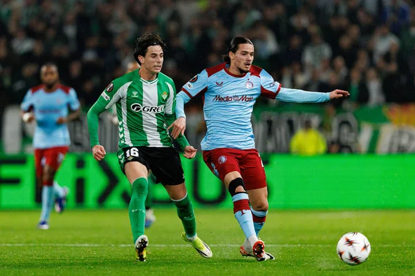 Valentin Gomez ve Anis Hacı Moussa, Real Betis Balompie ve Feyenoord Rotterdam (Maciej Rogowski / Ball Raw Images) takımları arasında oynanan UEFA Avrupa Ligi maçında görüldü.)