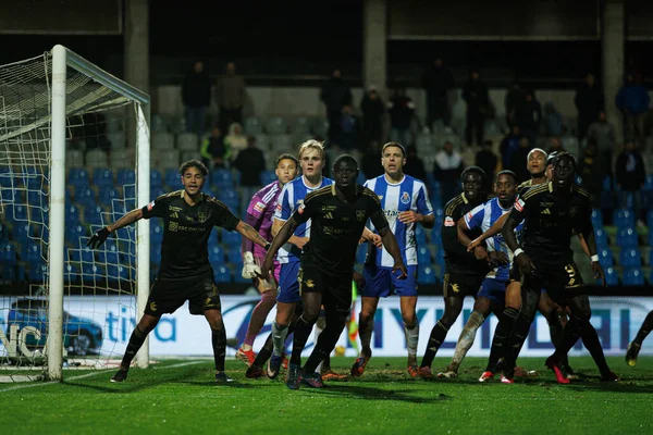Casa Pia AC ve FC Porto (Maciej Rogowski / Ball Raw Images) arasında oynanan Liga Portekiz maçında her iki takımın oyuncuları)