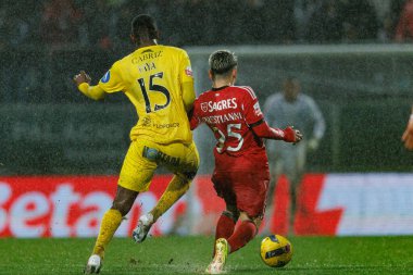 Siphephelo Sithole ve Gianluca Prestianni, Liga Portekiz maçı sırasında CD Tondela ve SL Benfica (Maciej Rogowski / Ball Raw Images)