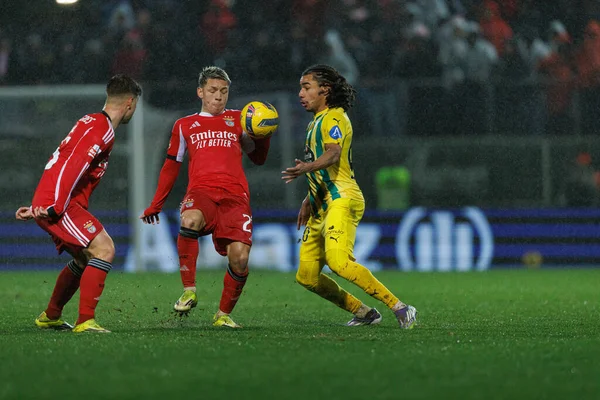 Gianluca Prestianni ve Makan Aiko, Liga Portekiz maçı sırasında CD Tondela ve SL Benfica (Maciej Rogowski / Ball Raw Images)
