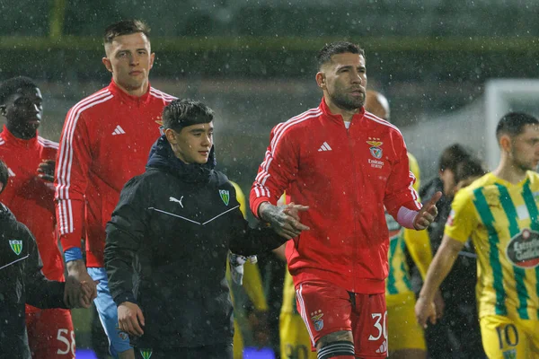 Anatoliy Trubin ve Nicolas Otamendi Liga Portekiz maçı sırasında CD Tondela ve SL Benfica (Maciej Rogowski / Ball Raw Images)