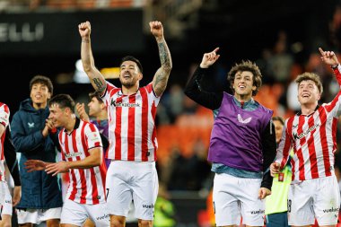 Yuri Berchiche, Unai Gomez ve Mikel Jauregizar, Copa Del Rey çeyrek final maçında Valencia CF ve Athletic Club (Maciej Rogowski / Ball Raw Images) takımları arasında kutlama yaparken görüldü.)