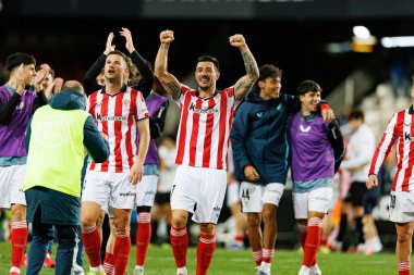 Gorka Guruzeta ve Yuri Berchiche, Copa Del Rey çeyrek final maçında Valencia CF ve Athletic Club (Maciej Rogowski / Ball Raw Images) takımları arasında kutlama yaparken görüldü.)