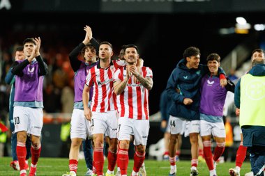 Gorka Guruzeta ve Yuri Berchiche, Copa Del Rey çeyrek final maçında Valencia CF ve Athletic Club (Maciej Rogowski / Ball Raw Images) takımları arasında kutlama yaparken görüldü.)