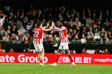 Inaki Williams ve Nico Serrano, Copa Del Rey çeyrek final maçında Valencia CF ve Athletic Club (Maciej Rogowski / Ball Raw Images) takımları arasında gol attıktan sonra kutlama yaparken görüldü.)