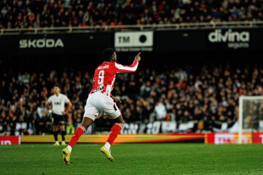 Inaki Williams, Copa Del Rey çeyrek final maçında Valencia CF ve Athletic Club (Maciej Rogowski / Ball Raw Images) takımları arasında gol attıktan sonra kutlama yaparken görüldü.)
