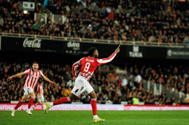 Inaki Williams, Copa Del Rey çeyrek final maçında Valencia CF ve Athletic Club (Maciej Rogowski / Ball Raw Images) takımları arasında gol attıktan sonra kutlama yaparken görüldü.)