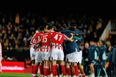 Valencia CF ve Athletic Club (Maciej Rogowski / Ball Raw Images) takımları arasında oynanan Copa Del Rey çeyrek final maçında gol attıktan sonra kutlanan Athletic oyuncuları görülüyor.)