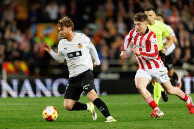 Lucas Beltran ve Mikel Jauregizar, Copa Del Rey çeyrek final maçında Valencia CF ve Athletic Club (Maciej Rogowski / Ball Raw Images) takımları arasında görüldü.)
