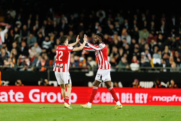 Inaki Williams ve Nico Serrano, Copa Del Rey çeyrek final maçında Valencia CF ve Athletic Club (Maciej Rogowski / Ball Raw Images) takımları arasında gol attıktan sonra kutlama yaparken görüldü.)