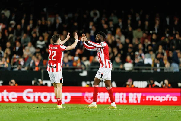 Inaki Williams ve Nico Serrano, Copa Del Rey çeyrek final maçında Valencia CF ve Athletic Club (Maciej Rogowski / Ball Raw Images) takımları arasında gol attıktan sonra kutlama yaparken görüldü.)