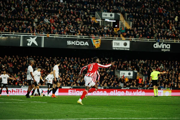 Inaki Williams, Copa Del Rey çeyrek final maçında Valencia CF ve Athletic Club (Maciej Rogowski / Ball Raw Images) takımları arasında gol attıktan sonra kutlama yaparken görüldü.)