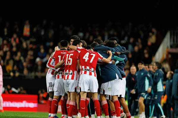 Valencia CF ve Athletic Club (Maciej Rogowski / Ball Raw Images) takımları arasında oynanan Copa Del Rey çeyrek final maçında gol attıktan sonra kutlanan Athletic oyuncuları görülüyor.)