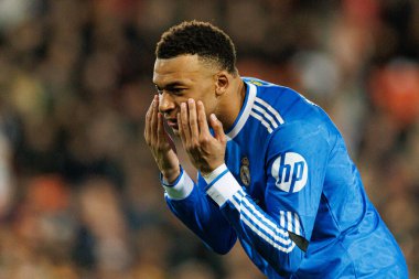 Kylian Mbappe, Valencia CF ve Real Madrid CF (Maciej Rogowski / Ball Raw Images) takımları arasındaki LaLiga EA Sports maçında gol attıktan sonra kutlama yaparken görülüyor.)