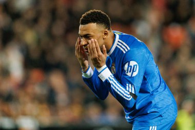 Kylian Mbappe, Valencia CF ve Real Madrid CF (Maciej Rogowski / Ball Raw Images) takımları arasındaki LaLiga EA Sports maçında gol attıktan sonra kutlama yaparken görülüyor.)